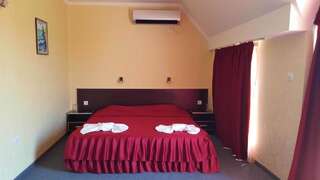 Отель Cantilena Hotel Несебр Двухместный номер с 1 кроватью или 2 отдельными кроватями и балконом-1